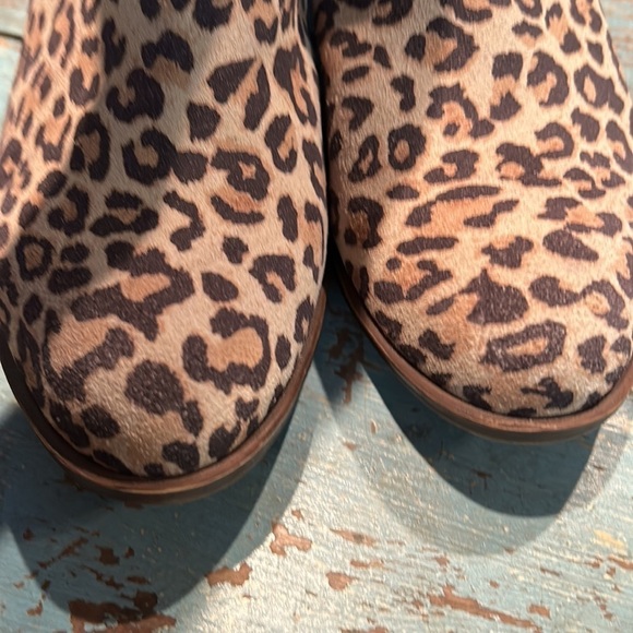 Lucky Brand Basel Leopard Printed Leather Side Zip Block Heel Ankle Booties SZ 6 - Picture 2 of 6